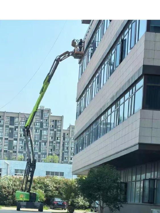 高效安全，靈活便捷——上海昭晨機械設(shè)備租賃在嘉定區(qū)的16米曲臂車租賃與弱電安裝服務(wù)解析